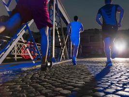 unga människor som joggar över bron foto