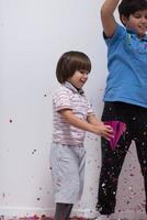 barn som blåser konfetti foto