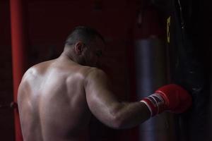 kickboxerträning på en boxningssäck foto