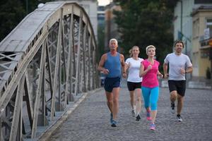 människor grupp joggar foto