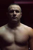 porträtt av muskulös professionell kickboxare foto