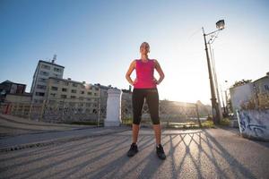porträtt av en jogging kvinna på solig morgon foto