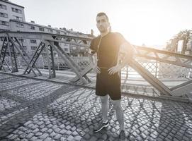 porträtt av en joggande man på solig morgon foto