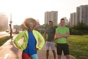 porträtt multietnisk grupp människor på jogging foto