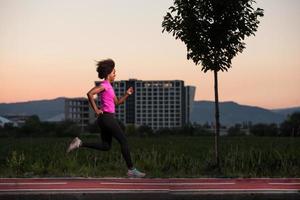 en ung afroamerikansk kvinna som joggar utomhus foto
