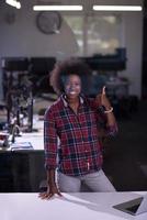 porträtt av en ung framgångsrik afro-amerikansk kvinna i moderna kontor foto