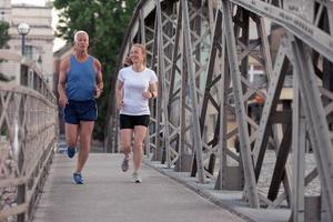 par joggar utanför foto