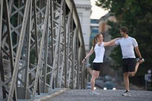 par värmer upp och stretchar innan jogging foto