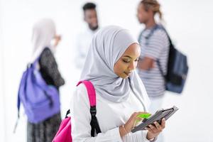 muslimsk kvinnlig student med en grupp vänner foto