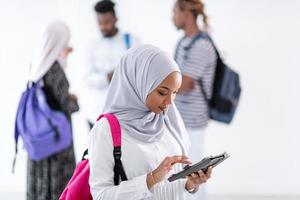muslimsk kvinnlig student med en grupp vänner foto