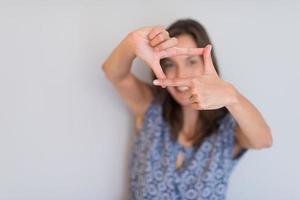 kvinna visar inramning hand gest foto
