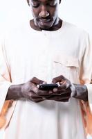 afrikansk man som använder smartphone foto