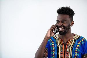 afrikansk man på telefonen foto