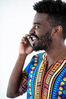 afrikansk man på telefonen foto