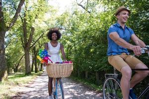 unga multietniska par som har en cykeltur i naturen foto