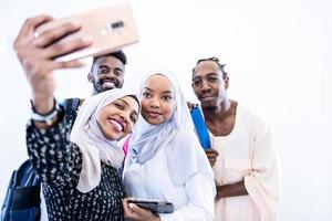 afrikansk studentgrupp som tar en selfie foto