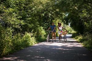 unga multietniska par som har en cykeltur i naturen foto