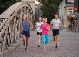 människor grupp joggar foto