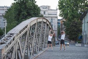 par värmer upp och stretchar innan jogging foto