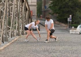 par värmer upp och stretchar innan jogging foto