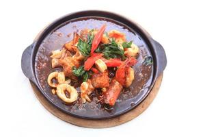 skaldjur woka med thailändsk ört. foto