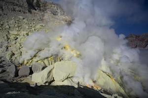 svavelångor från kratern i vulkanen kawah ijen, indonesien foto