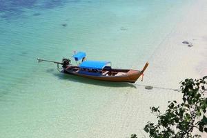 traditionell thailändsk longtailbåt på stranden foto