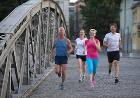 människor grupp joggar foto