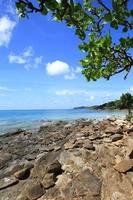 vackert havslandskap. koh samet island i thailand foto