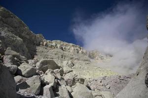 svavelgruva med arbetare i kawah ijen, java, indonesien foto