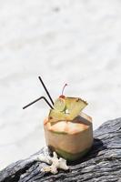 kokosnötcocktail på stranden foto