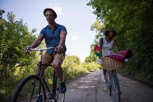 unga multietniska par som har en cykeltur i naturen foto