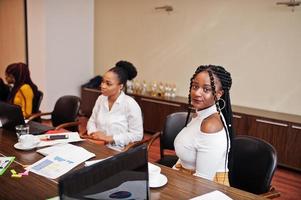 afroamerikanska kvinnor kollegor, besättning av divercity kvinnliga partners i office sitter vid bordet. foto