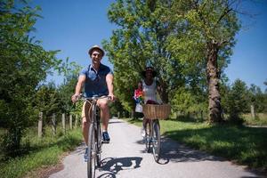 unga multietniska par som har en cykeltur i naturen foto