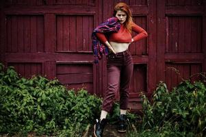 mode porträtt av rödhårig sexig tjej utomhus. modell attraktiv förförelse kvinna. foto