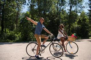 unga multietniska par som har en cykeltur i naturen foto