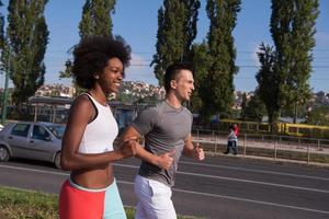 multietnisk grupp människor på jogging foto