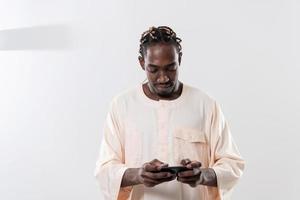afrikansk man som använder smartphone foto