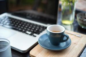arbetstid. varmt kaffe, espesso med laptop. affärsidé foto