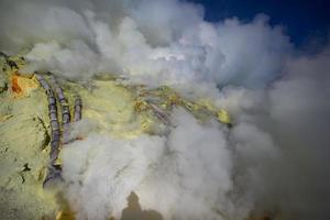 svavelgruva inuti kratern av vulkanen Ijen, östra java, indonesien foto