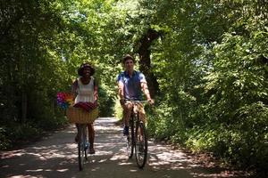 unga multietniska par som har en cykeltur i naturen foto