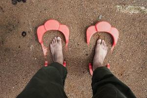 fötter i fotspåren i sanden foto