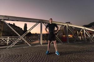 man joggar över bron i staden foto