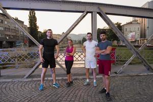 grupp unga människor som joggar över bron foto