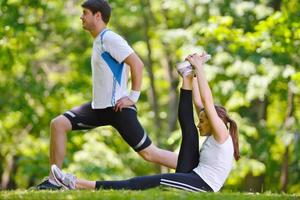 par gör stretching övning efter jogging foto