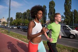 multietnisk grupp människor på jogging foto