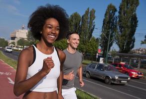 multietnisk grupp människor på jogging foto