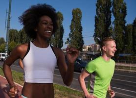 multietnisk grupp människor på jogging foto