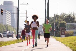 multietnisk grupp människor på jogging foto