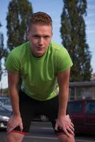 porträtt av en ung man på jogging foto